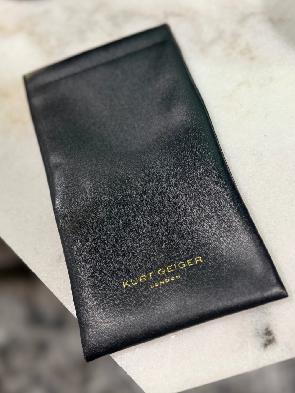 Kurt Geiger MAGNETIC SUNGLASSES HOLDER/SLEEVE